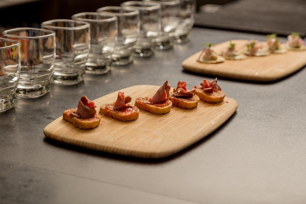 Suites Contempo Meksyk Zewnętrze zdjęcie A cutting board with food