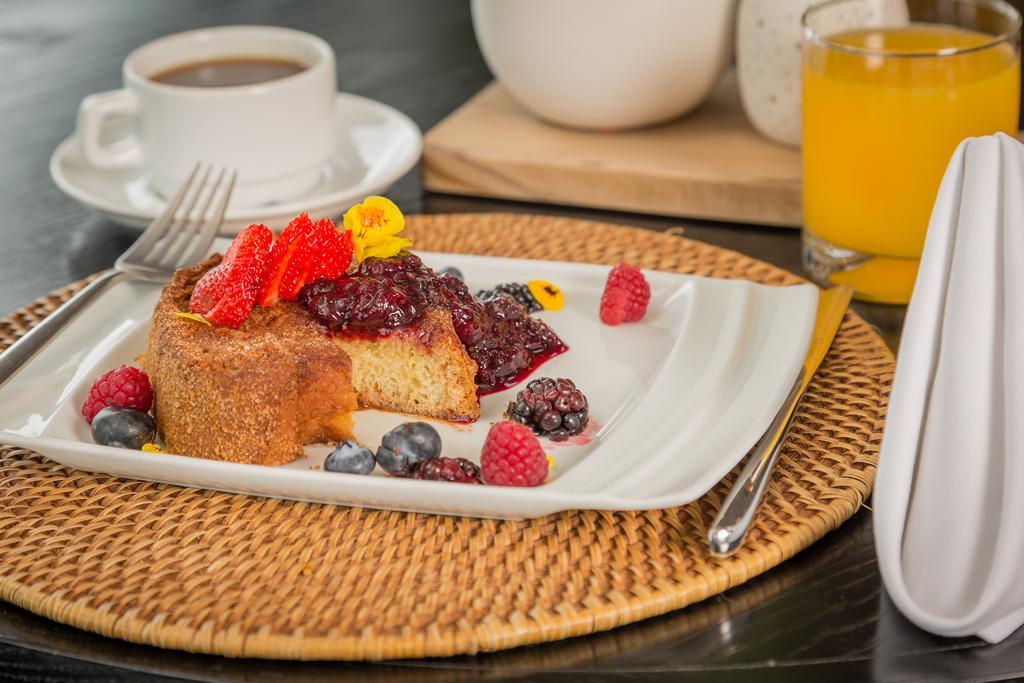 Suites Contempo Meksyk Zewnętrze zdjęcie A breakfast of fruit and orange juice